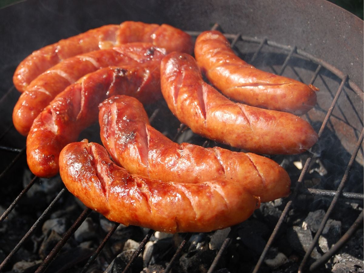 bride-sausage-scotland-tradition-2025-04-508412ec779df8652fd8779eb9e9303e BRIDE BURY SAUSAGE BEFORESHING - The bride burys a piece of meat in the soil one night before the wedding here!