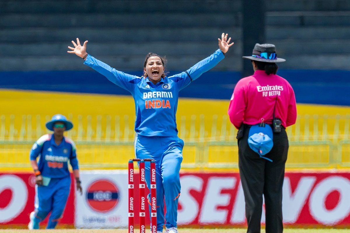 एक ही ओवर में 3 विकेट, स्नेह राणा ने आधी टीम को अकेले निपटाया, भारत की जीत