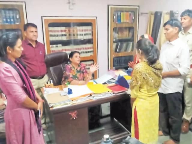 जुलूस बाहर था, दुल्हन अंदर तैयार थी, नहीं हिलती थी, एक पेपर बंद हो गया जुलूस बाहर था, दुल्हन अंदर तैयार थी, नहीं हिलती थी, एक पेपर बंद हो गया
