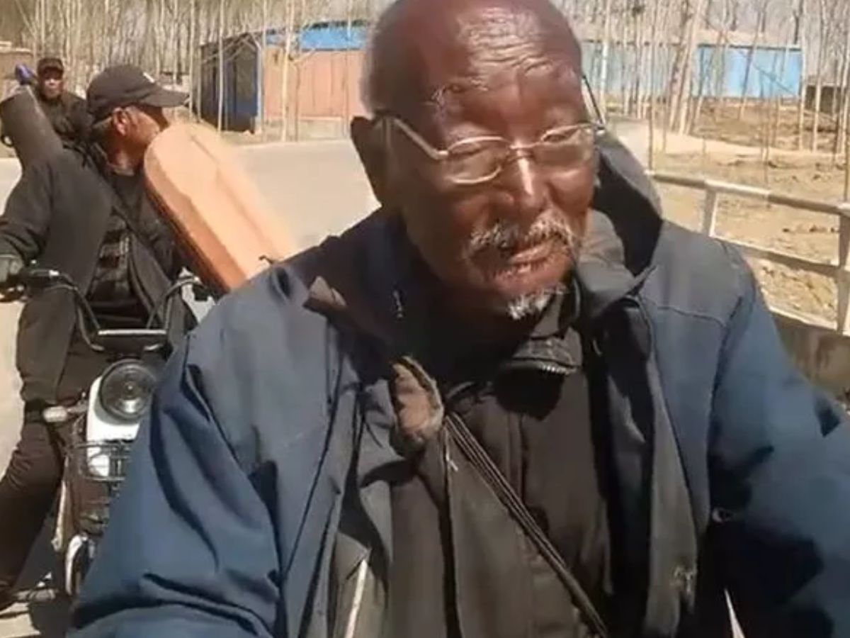 chinese-man-taning-401-NX-2025-04-bd53cd8727ef934a1d56f2107873a03e Chinese's 'Kuch Aa Sant' Hao changed his color with tanning, video viral.