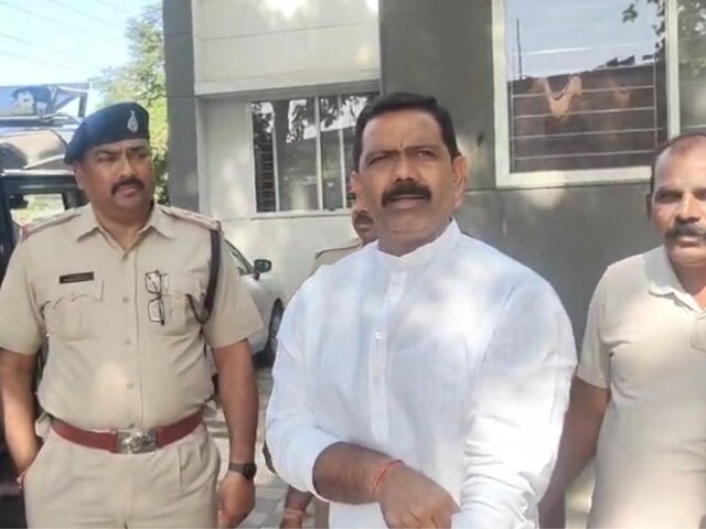 इंदौर में नगर निगम के नेता प्रतिपक्ष चिंटू चौकसे गिरफ्तार, जमकर हंगामा