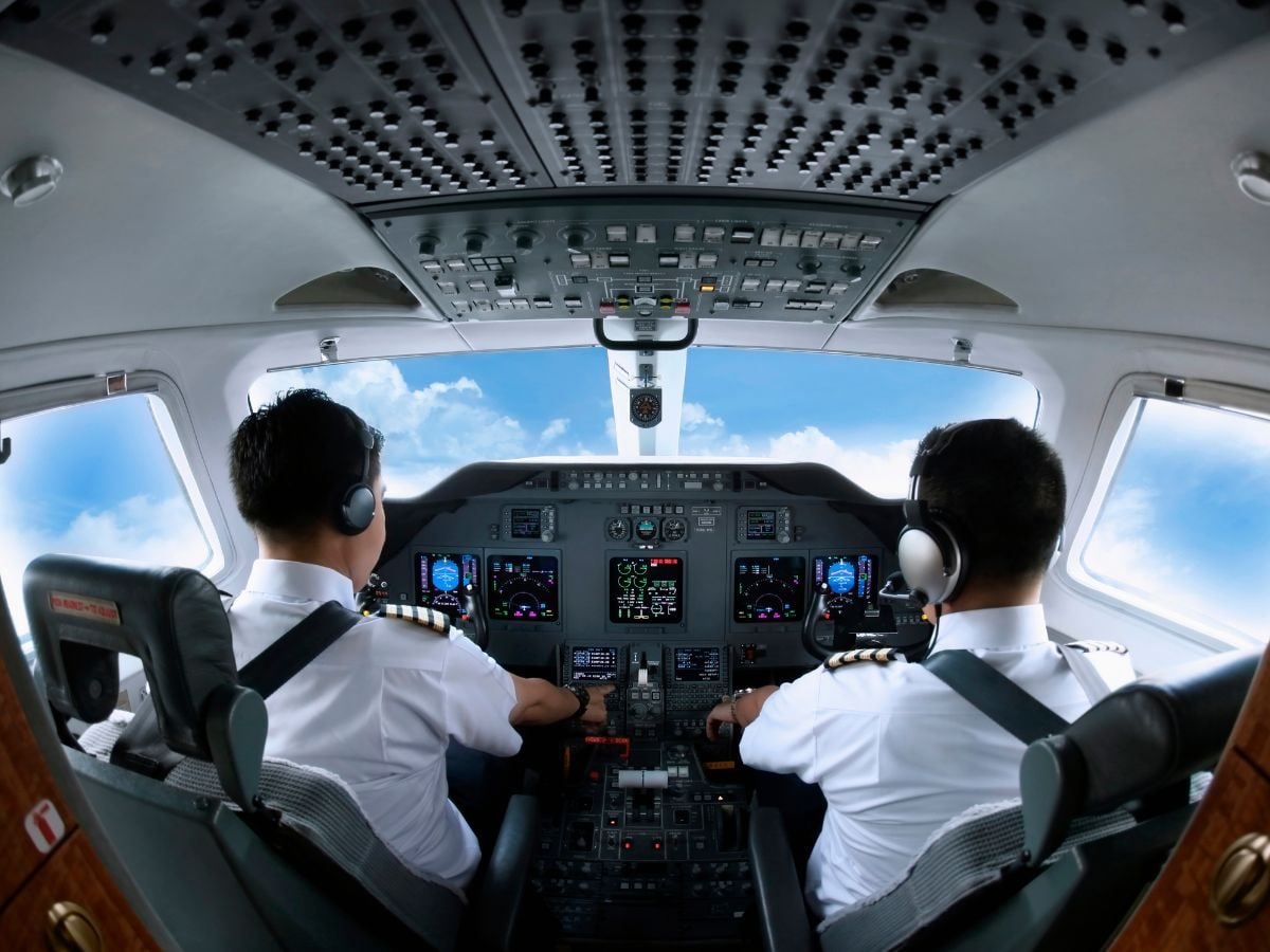 co-pilot-first-officer-difference-1-2025-04-d8d028ad3c1e0d4c71c334a633807e43 Why is the person sitting next to the pilot called the first officer, why not speak co-pilots? Learn what is the reason!