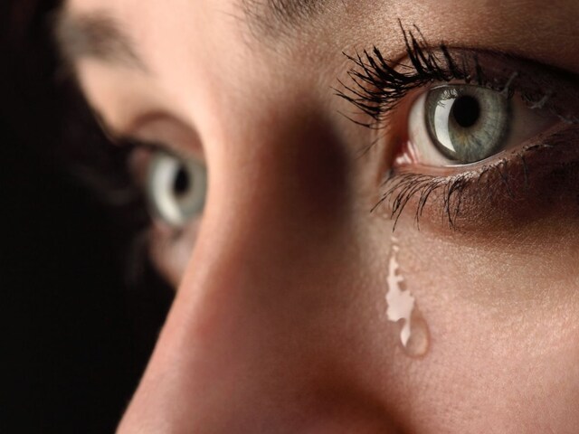 हंसना ही नहीं, रोना भी है जरूरी, क्या है आंसुओं का दिमाग की सेहत से कनेक्शन