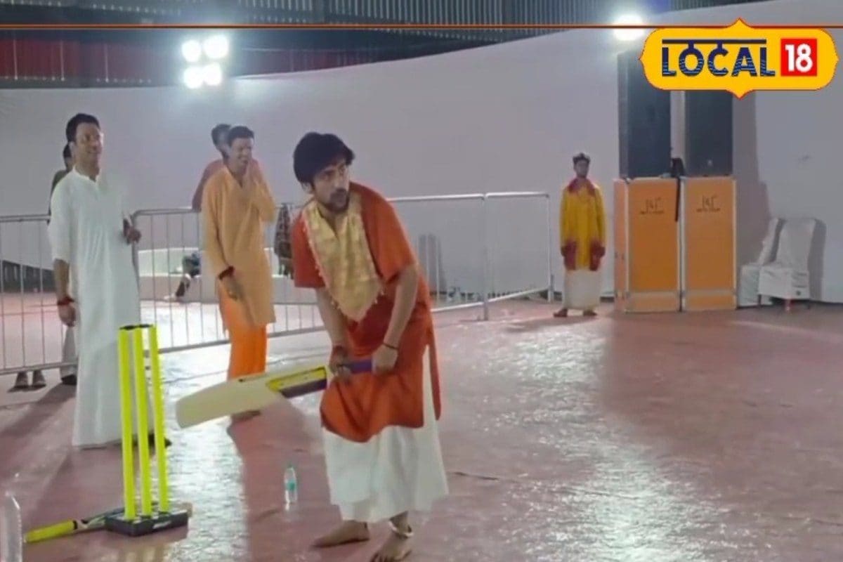 जब पंडित धीरेन्द्र शास्त्री ने सहवाग की गेंदों पर ठोके चौके,क्रिकेट फैंस हैरान