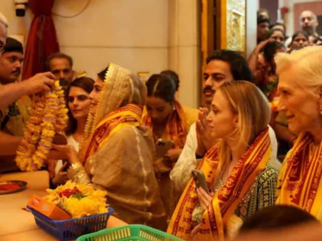 Jacqueline Fernandish appeared with Allen Musk's mother, appeared in Siddhivinayak Jacqueline Fernandish appeared with Allen Musk's mother, appeared in Siddhivinayak