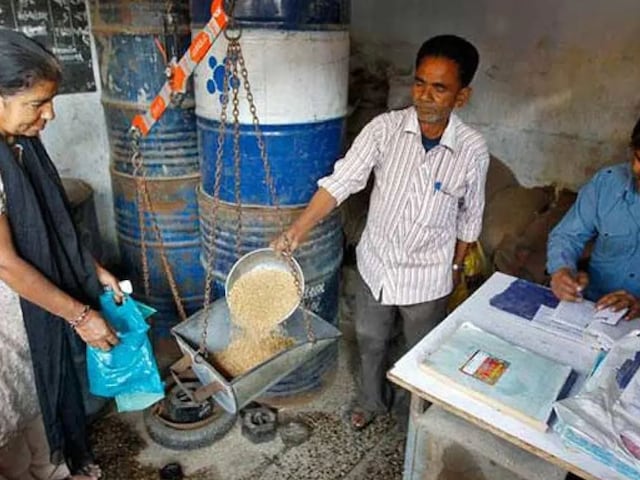 घर में हैं ये छोटी-मोटी सुविधाएं तो सरेंडर कर दो राशन कार्ड, जाना पड़ेगा जेल घर में हैं ये छोटी-मोटी सुविधाएं तो सरेंडर कर दो राशन कार्ड, जाना पड़ेगा जेल