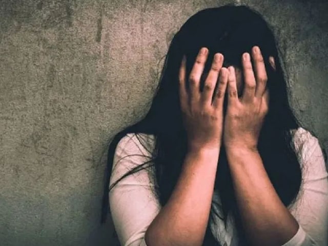 लड़की कहां है…? कोर्ट ने वकील से पूछा, बार-बार बहाना बना रही है गैंगरेप पीड़िता? लड़की कहां है…? कोर्ट ने वकील से पूछा, बार-बार बहाना बना रही है गैंगरेप पीड़िता?