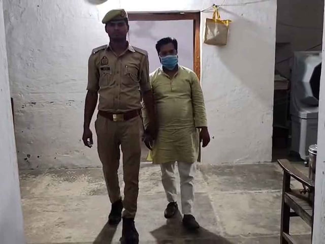 पाक झंडे के साथ प्रोफाइल फोटो पर भड़के लोग, लगाया जाम, मोहम्मद जैद अरेस्ट पाक झंडे के साथ प्रोफाइल फोटो पर भड़के लोग, लगाया जाम, मोहम्मद जैद अरेस्ट