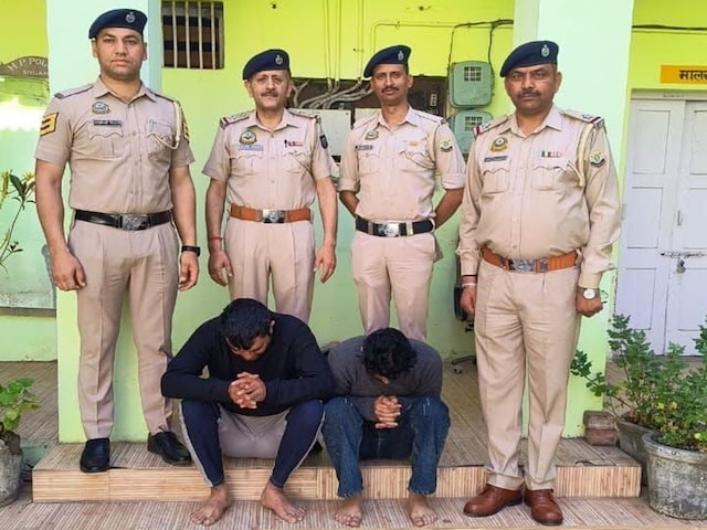 पत्नी सरकारी शिक्षक, मोटी वेतन अभी भी चित्त की तस्करी की पत्नी सरकारी शिक्षक, मोटी वेतन अभी भी चित्त की तस्करी की