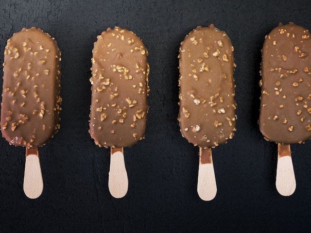 घर पर बच्चे करें कुछ ठंडा खाने की फरमाइश तो ड्राई फ्रूट्स से बनाएं आइसक्रीम घर पर बच्चे करें कुछ ठंडा खाने की फरमाइश तो ड्राई फ्रूट्स से बनाएं आइसक्रीम