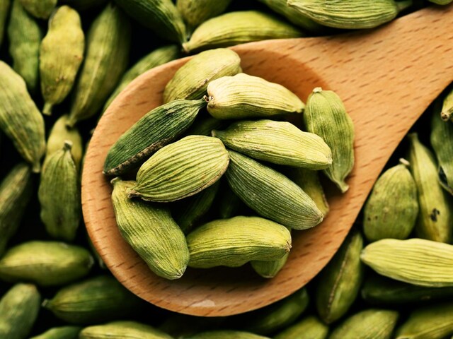 मालामाल बना देते हैं हरी इलायची के 4 सरल उपाय, इस खास मंत्र का करें जाप