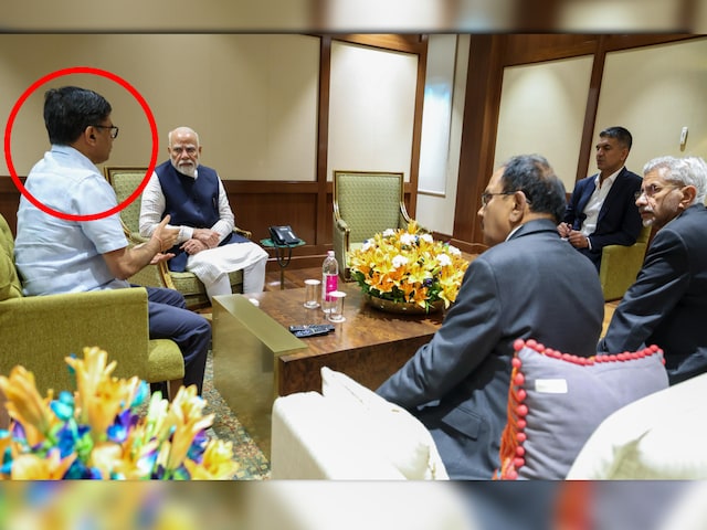 डोभाल के सामने PM किससे कर रहे डायरेक्ट बात? बालाकोट 2.0 की तैयारी तो नहीं डोभाल के सामने PM किससे कर रहे डायरेक्ट बात? बालाकोट 2.0 की तैयारी तो नहीं