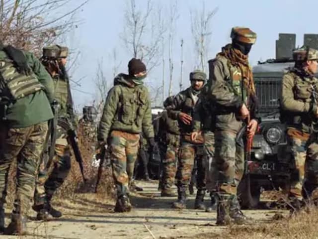 हथियार कारखानों में छुट्टी रद्द, LoC पर बिगड़े हालात, अरब सागर में बरसे गोले हथियार कारखानों में छुट्टी रद्द, LoC पर बिगड़े हालात, अरब सागर में बरसे गोले