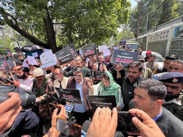 माफी मांगी मांगती हूं... पहलगाम हमले के बाद पीडीपी चीफ ने क्यों कही ऐसी बात? माफी मांगी मांगती हूं... पहलगाम हमले के बाद पीडीपी चीफ ने क्यों कही ऐसी बात?