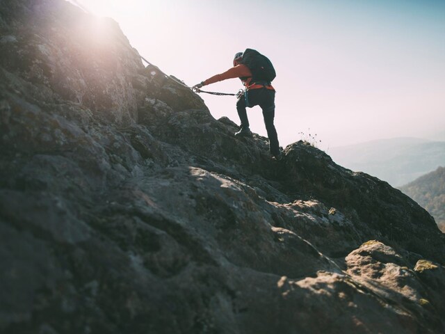 man-rescue-from-mount-fuji-2025-04-38eb88165284db67a36036af6631e673 Chinese man rescued from mount fuji japan returns to find the lost last phone rescured against bizarre news - The person trapped on the mountain, the person trapped, was taken down from the helicopter, the same mistake will be shocked after 4 days!