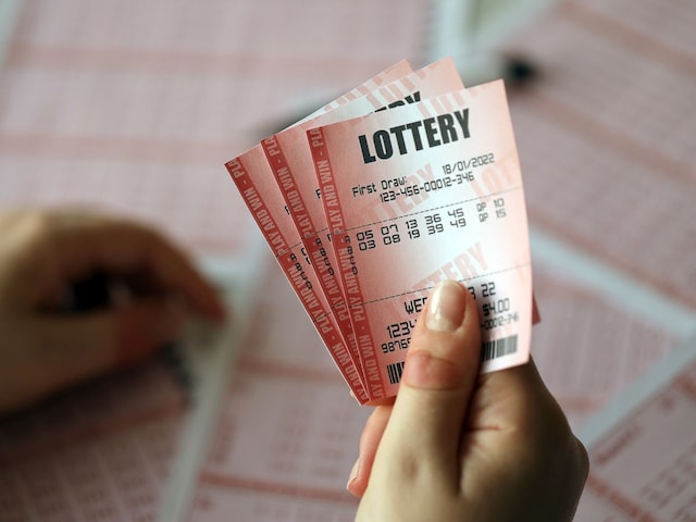 man-win-2-lottery-1-2025-04-903c7dac59e4f3a770a05b5a9c2f9a2e Lottery lottery is called this! Office went to take money while winning, the person's luck again!