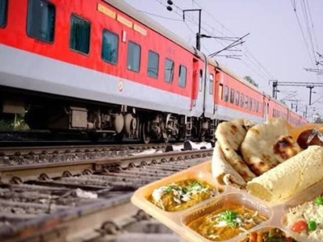 देश की इकलौती ट्रेन जो खिलाती है मुफ्त में खाना, ब्रेकफास्ट से डिनर तक सब फ्री देश की इकलौती ट्रेन जो खिलाती है मुफ्त में खाना, ब्रेकफास्ट से डिनर तक सब फ्री