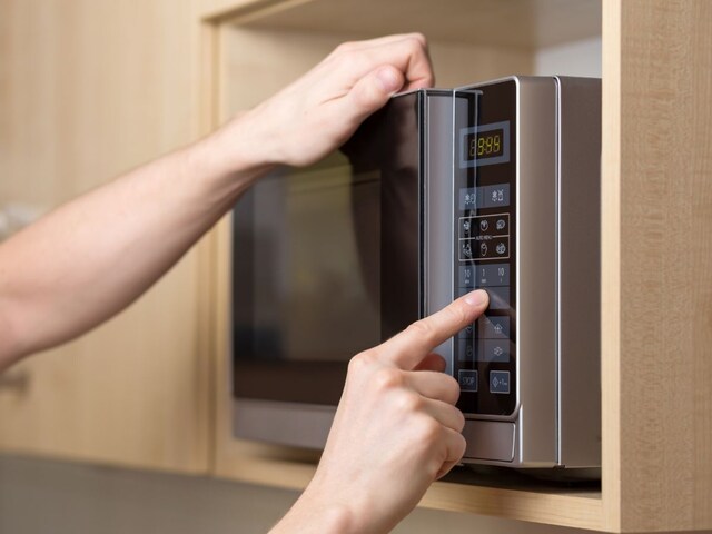 microwave-office-2025-04-710cc9e7c30b0973bb35f7156de429f8 Fire in the microwave due to the mistake of the colleague, the boss questioned, then the person has grown the truth, now it starts regretting!
