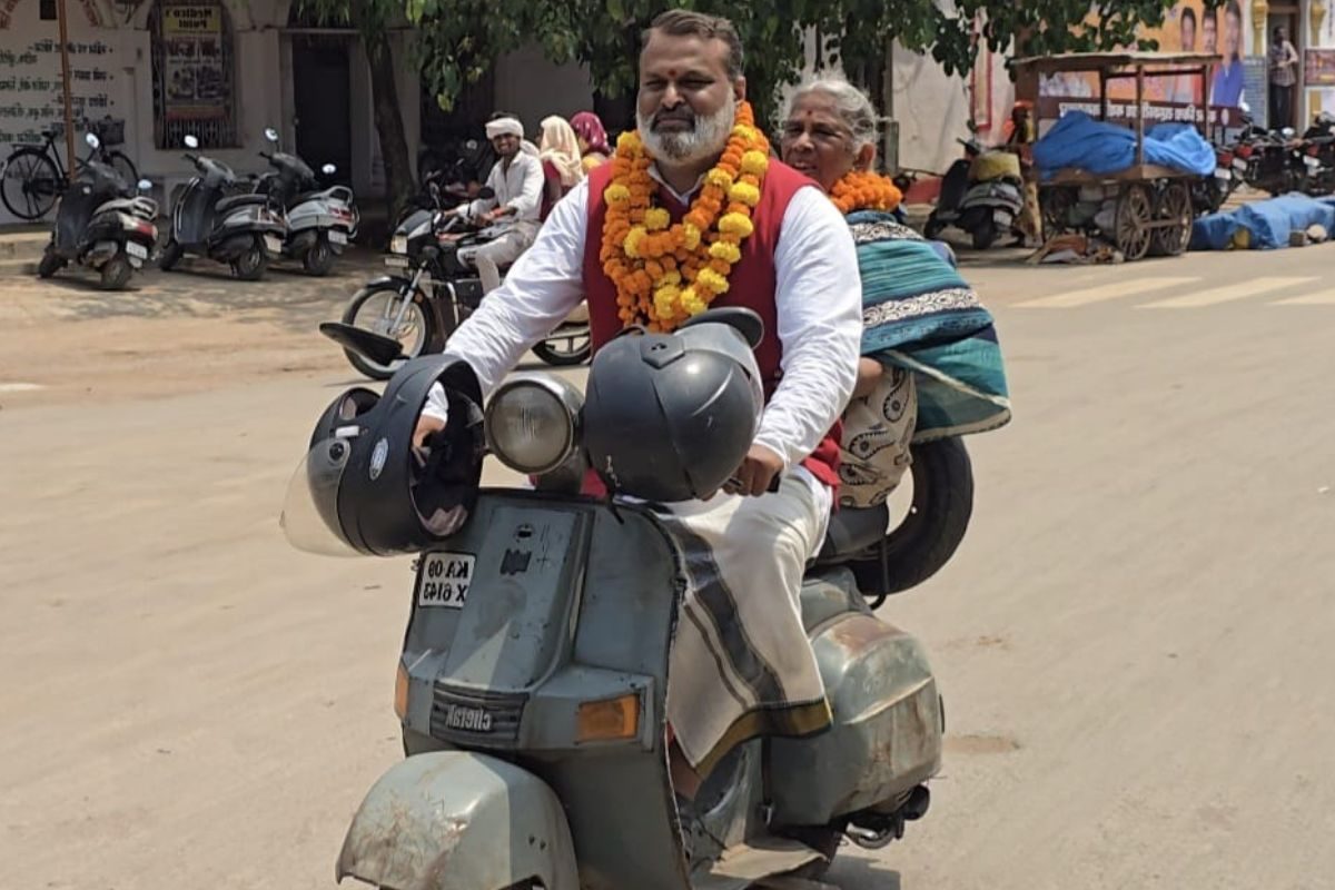 मां को स्कूटर पर India Tour के लिए लेकर निकला बेटा, साथ है पिता की निशानी