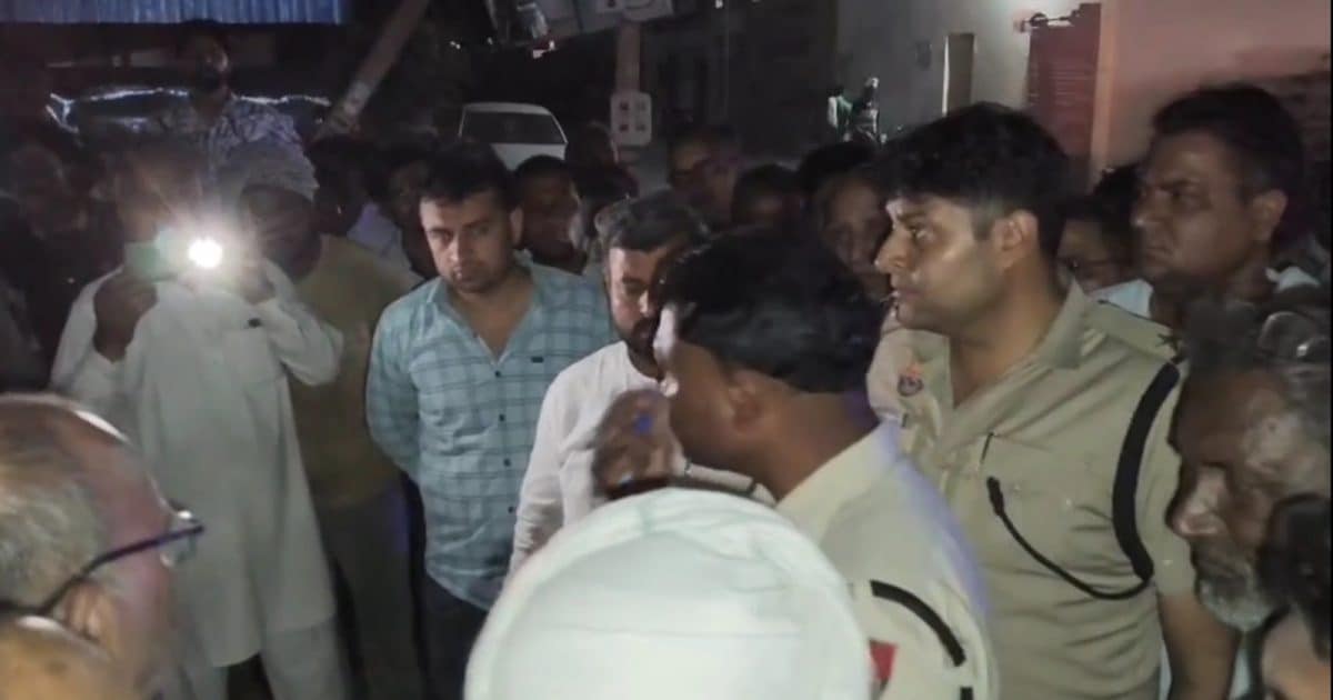 मस्ती में बोरियों में गेंहू भर रहा था युवक, अचानक ढेरी से निकला कुछ ऐसा कि निकल गई चीख…फट से बुलाई पुलिस