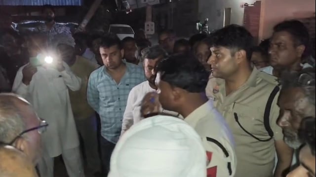 युवक मज़े में बोरियों को भर रहा था, अचानक कुछ ऐसा जो बाहर आया, जो बाहर आया था युवक मज़े में बोरियों को भर रहा था, अचानक कुछ ऐसा जो बाहर आया, जो बाहर आया था