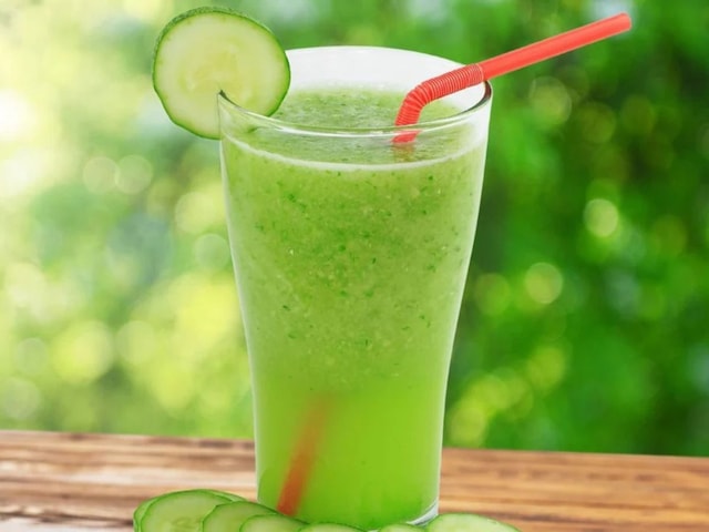 इस तरह बनाइए ककड़ी का जूस, शरीर को ठंडा रखने के अलावा, होगी लिवर की सफाई इस तरह बनाइए ककड़ी का जूस, शरीर को ठंडा रखने के अलावा, होगी लिवर की सफाई