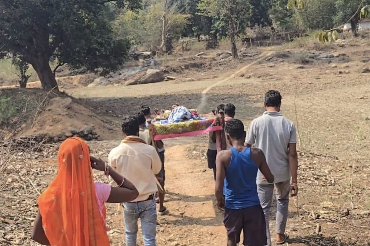 सिमडेगा:'खाट पर सिस्टम', गर्भवती को खटिया से रोड तक ढोया, फिर पहुंचाया अस्पताल