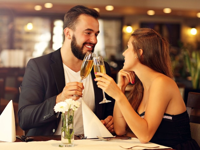 snake-glass-usa-2025-04-27059fd38f694674e16a1a23ed3634c0 Baby Snake Fell in Womans Glass Dinner with Husband Shocking Incident Usa Virginia Bizarre News - Woman who went to the restaurant with husband, something that fell in the glass from the roof, was shocked!