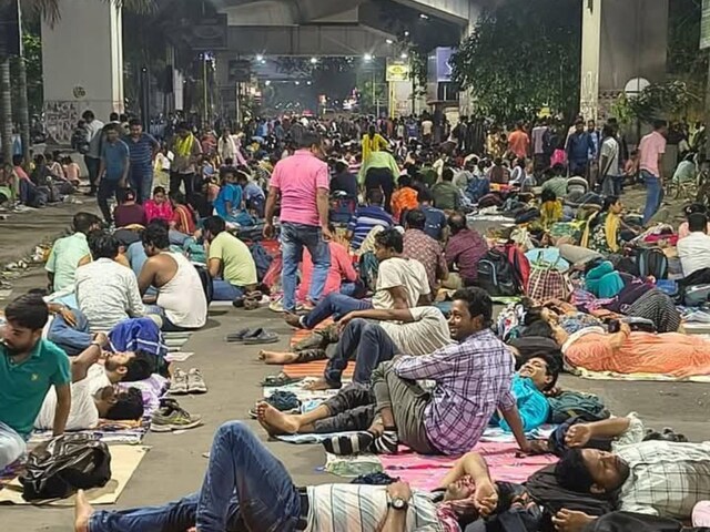 SSC स्‍कैम में घिरी ममता सरकार, ओढ़ना बिछौना लेकर एसएससी भवन पर डटे टीचर्स