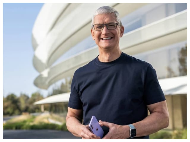 टिम कुक ने बताया Apple चीन में iPhone क्यों बनाता है; ये है असली वजह... टिम कुक ने बताया Apple चीन में iPhone क्यों बनाता है; ये है असली वजह...