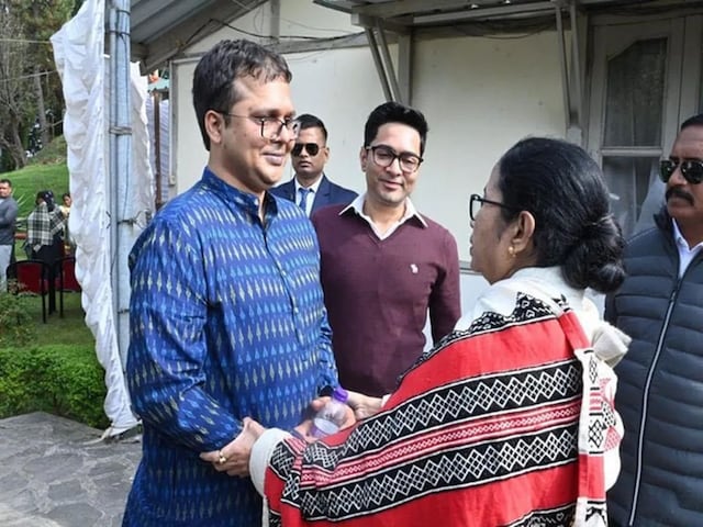 ममता के सांसद को हाई कोर्ट से तगड़ा झटका, सैलरी जब्त करने का आदेश, लेकिन क्यों ममता के सांसद को हाई कोर्ट से तगड़ा झटका, सैलरी जब्त करने का आदेश, लेकिन क्यों