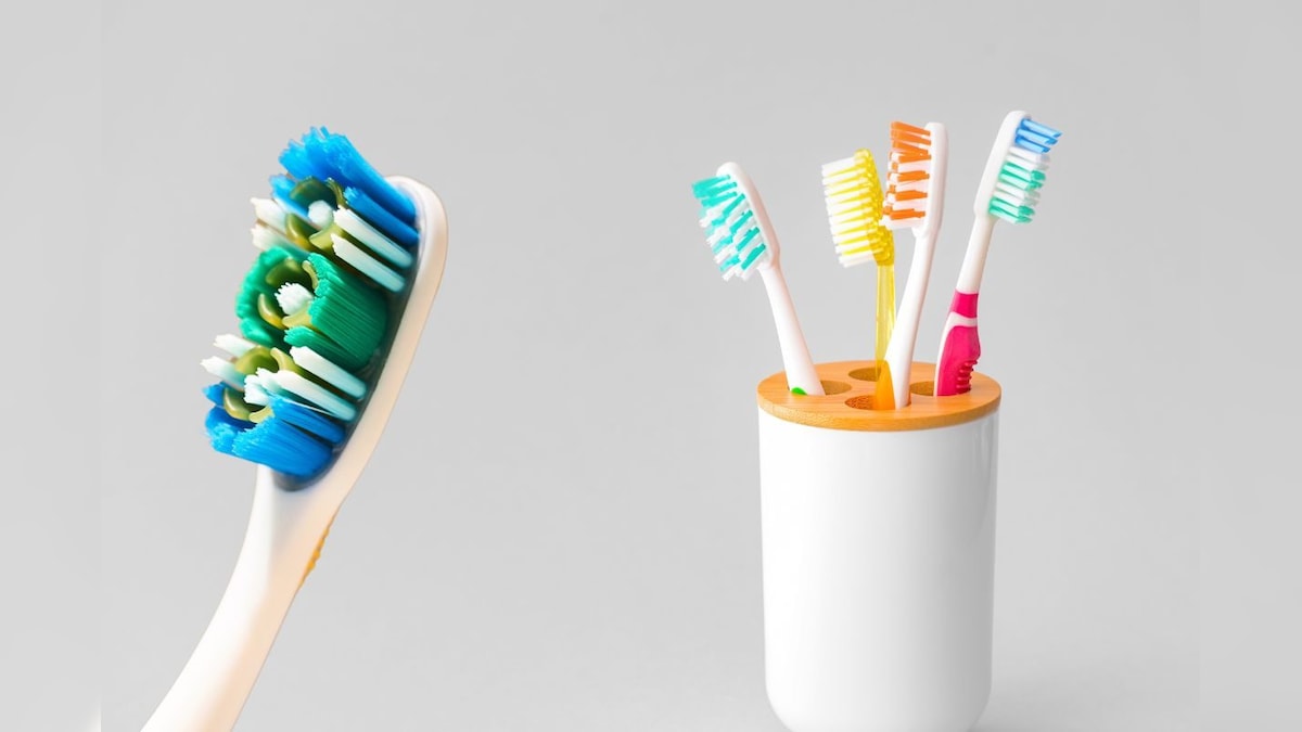 How often should you change your toothbrush कितने दिनों पर टूथब्रश बदलना चाहिए, 3 महीने पर नहीं बदलें तो कई बीमारियां फैल जाएंगी - News18 हिंदी