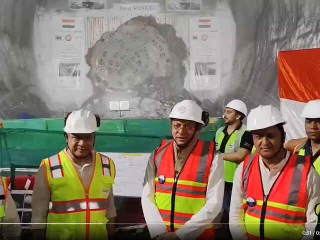 हिमालय के पहाड़ों को चीरकर निकाली भारत की सबसे लंबी रेल सुरंग, देखें वीडियो