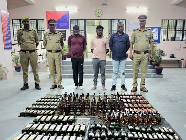 आगरा-लखनऊ एक्सप्रेस वे पर कार से घूम रहे थे 3 युवक, पुलिस ने रोककर ली तलाशी