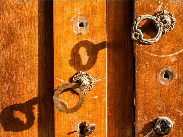 शख्स से घर से आती थी भयानक बदबू, पुलिस ने खोली अलमारी, तो आने लगी उल्टी!