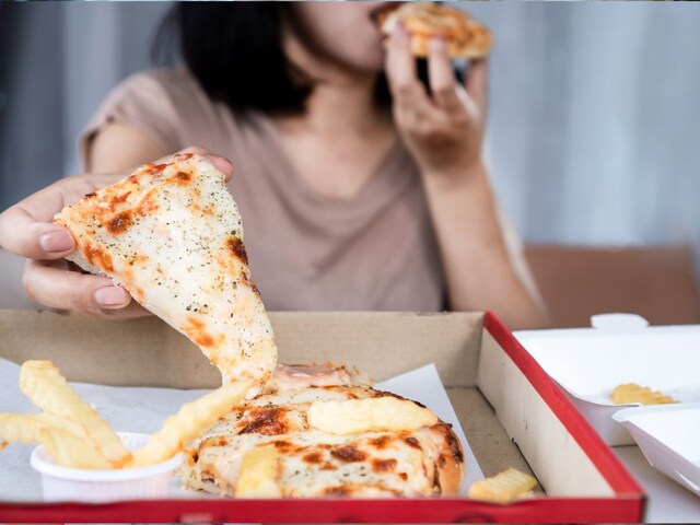 woman-junk-2025-04-1db85cf963946a4c5351f1a7d597429d Did not eat 'household food' for 10 years, only pizza-burger eats the girl, she does not feel like making '