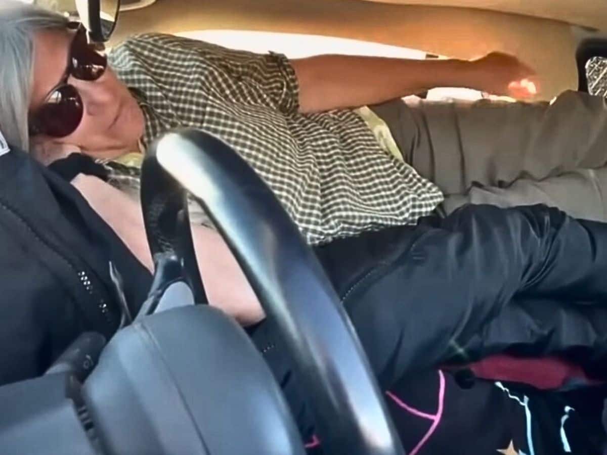 woman live in car