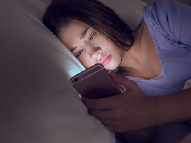 यंग जेनरेशन की महिलाओं पर स्मार्ट फोन का खतरनाक असर, रिसर्च चौंकाने वाला