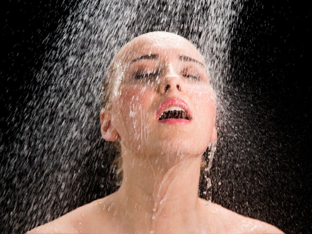 How many times should you take a bath in summer every day? Know the reality from experts How many times should you take a bath in summer every day? Know the reality from experts