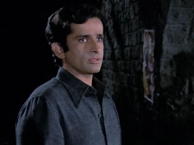When Shashi Kapoor became emotional before taking the award, the legs of elder brother Shammi were touched When Shashi Kapoor became emotional before taking the award, the legs of elder brother Shammi were touched