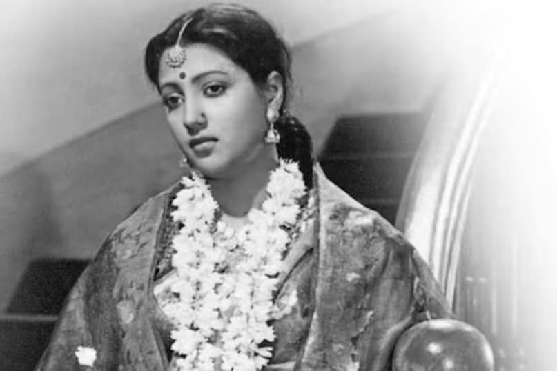 आज हम फिल्मों की दुनिया में फ्लॉप रहीं रिया सेन और राइमा सेन की बात कर रहे हैं. रिया और राइमा फिल्मों की महानायिका सुचित्रा सेन की नातिन हैं. सुचित्रा सेन ने फिल्मों में अतुलनीय योगदान दिया था. उन्होंने 1963 में मॉस्को इंटरनेशनल फिल्म फेस्टिवल में अवॉर्ड जीता था और वो कोई भी इंटरनेशनल अवॉर्ड जीतने वाली पहली भारतीय एक्ट्रेस बनीं.