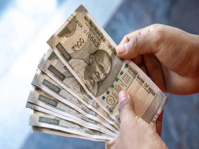 हाथ लग पिता के 35 साल पुराने कागजात, रातोंरात 80 करोड़ का मालिक बन गया बेटा हाथ लग पिता के 35 साल पुराने कागजात, रातोंरात 80 करोड़ का मालिक बन गया बेटा