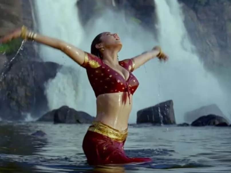 નવી નવી: વર્ષ 1998 માં શાહરુખ ખાન અને મનીષા મનીષા કોયરાલા અભિનીત અભિનીત દિલ દિલ ફિલ્મને ખૂબ ખૂબ જ સારો પ્રતિસાદ પ્રતિસાદ મળ્યો. જેમાં શાહરૂખ ખાન અને મનીષા કોઈરાલા કોઈરાલા મુખ્ય જોવા મળ્યા હતા. પ્રીતિ ઝિન્ટાએ આ ફિલ્મથી પોતાની પોતાની શરૂઆત કરી હતી. તે સુપરહિટ ફિલ્મ છે 'દિલ સે'. આ ફિલ્મ રિલીઝ થતાં જ લોકોને ખૂબ જ પસંદ આવી. ફિલ્મની વાર્તા જ નહીં પરંતુ તેના તેના પણ ખૂબ જ હિટ. પ્રીતિ પ્રીતિ પર ફિલ્માવવામાં આવેલ ફિલ્મનું એક ગીત ગીત આજે પણ લોકોના છે. નવી નવી: વર્ષ 1998 માં શાહરુખ ખાન અને મનીષા મનીષા કોયરાલા અભિનીત અભિનીત દિલ દિલ ફિલ્મને ખૂબ ખૂબ જ સારો પ્રતિસાદ પ્રતિસાદ મળ્યો. જેમાં શાહરૂખ ખાન અને મનીષા કોઈરાલા કોઈરાલા મુખ્ય જોવા મળ્યા હતા. પ્રીતિ ઝિન્ટાએ આ ફિલ્મથી પોતાની પોતાની શરૂઆત કરી હતી. તે સુપરહિટ ફિલ્મ છે 'દિલ સે'. આ ફિલ્મ રિલીઝ થતાં જ લોકોને ખૂબ જ પસંદ આવી. ફિલ્મની વાર્તા જ નહીં પરંતુ તેના તેના પણ પણ ખૂબ હિટ થયા. પ્રીતિ પ્રીતિ પર ફિલ્માવવામાં આવેલ ફિલ્મનું એક ગીત ગીત આજે પણ લોકોના છે.