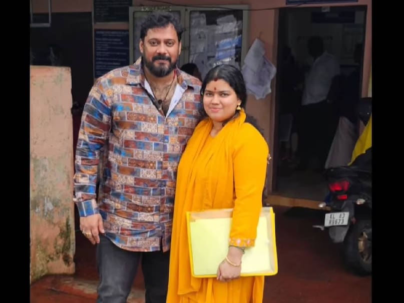 കോകിലയെ താലിചാർത്തിയതിനു തൊട്ടുപിന്നാലെ രജിസ്റ്ററിൽ ഒപ്പുവെക്കുന്ന ബാലയുടെ ദൃശ്യം വൈറലായിരുന്നു. പോയവർഷമാണ് ബാല കോകിലയെ വിവാഹം ചെയ്തത്. ഇത് ഫൈനൽ എന്ന് പറഞ്ഞ് കൂടിയാണ് ബാല കോകിലയെ താലിചാർത്തിയത്. പിതാവിൽ നിന്നും തനിക്ക് 250 കോടി രൂപ കൈവന്നു എന്ന് ബാല അവകാശപ്പെട്ടതിനു പിന്നാലെയാണ് വിവാഹം നടന്നത്. കോകിലയും തമിഴ്നാട്ടിലെ സമ്പന്ന കുടുംബത്തിലെ അംഗം എന്നാണ് ബാല നൽകിയ വിവരം (തുടർന്ന് വായിക്കുക)
