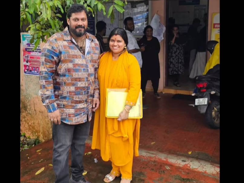 ഇടപ്പള്ളി സബ് റെജിസ്ട്രർ ഓഫീസിൽ നിന്നുള്ള ദൃശ്യവുമായാണ് ബാലയുടെ വരവ്. വീഡിയോ ക്യാപ്‌ഷനിൽ കൺഗ്രാചുലേഷൻസ് കോകില എന്നാണ് വാക്കുകൾ. ദൃശ്യം പരിശോധിച്ചാൽ ബാല ഓഫീസിന്റെ അകത്തെ ക്യാബിനിൽ ഇരുന്ന് പേപ്പർവർക്കുകൾ തീർക്കുന്നതും കോകില പുറത്തു കാത്തുനിൽക്കുന്നതും കാണാം. ഇവിടെ നിന്നുള്ള ചെറുചെറു ദൃശ്യങ്ങൾ ചേർത്താണ് വീഡിയോ തയാറാക്കിയിട്ടുള്ളത്. അമൃതയുമായുള്ള വിവാഹബന്ധത്തിൽ ജീവനാംശം നൽകുകയോ, അമൃതയും കുടുംബവും അതാവശ്യപ്പെടുകയോ ചെയ്യാതെയാണ് അവർ ബന്ധം പിരിഞ്ഞത്