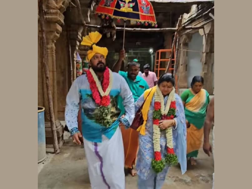 കുറച്ചു ദിവസങ്ങൾക്ക് മുൻപ് ബാലയും കോകിലയും ചേർന്ന് കോകിലയുടെ ജന്മദിനം ക്ഷേത്രത്തിൽ വച്ച് ആഘോഷിച്ചിരുന്നു. തെങ്കാശി ക്ഷേത്രത്തിൽ 3000 പേർക്ക് സദ്യയൊരുക്കിയാണ് ഈ പിറന്നാളിനെ നടനും ഭാര്യയും വരവേറ്റത്. കുറച്ചു മാസങ്ങൾക്ക് മുൻപ് ബാലയും കോകിലയും കൂടി ഒരു യൂട്യൂബ് ചാനൽ തുടങ്ങിയിരുന്നു. കോകിലയുടെ കൈപ്പുണ്യം തൊട്ടറിയാൻ കഴിയുന്ന റെസിപ്പികളുമായാണ് ബാലയും ഭാര്യയും ഇവിടെ വന്നിരുന്നത്