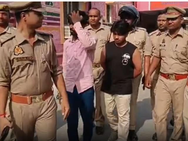 हॉलमार्किंग के बहाने सर्राफा दुकान से 45 लाख का सोना ले भागा कर्मचारी, 2 आरोपी गिरफ्तार हॉलमार्किंग के बहाने सर्राफा दुकान से 45 लाख का सोना ले भागा कर्मचारी, 2 आरोपी गिरफ्तार