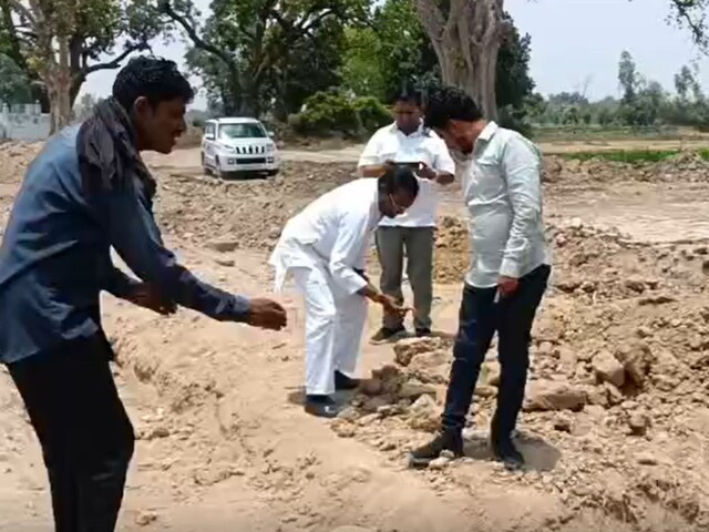 Kaushambi News : जेसीबी से हो रही थी खुदाई, शमशान से निकला ‘खजाना’, सोने-चांदी के सिक्कों से मचा कोहराम