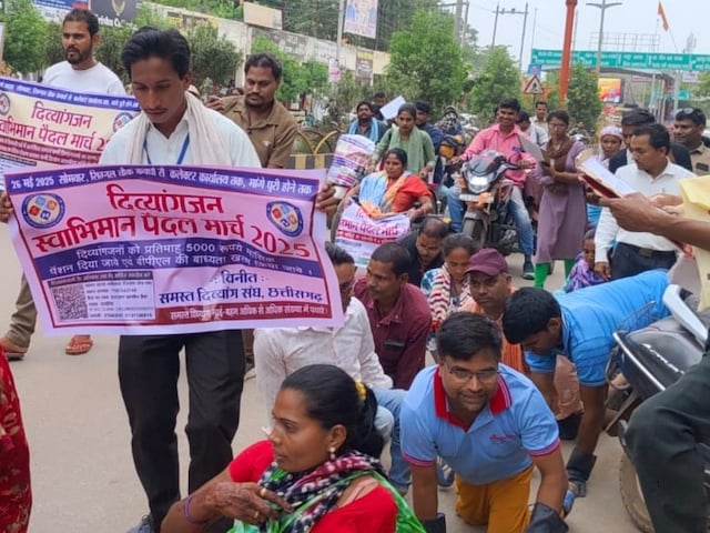'तपती दोपहरी हाथों के बल चलकर आए', दिव्यांगजनों ने रखीं प्रमुख मांगें 'तपती दोपहरी हाथों के बल चलकर आए', दिव्यांगजनों ने रखीं प्रमुख मांगें