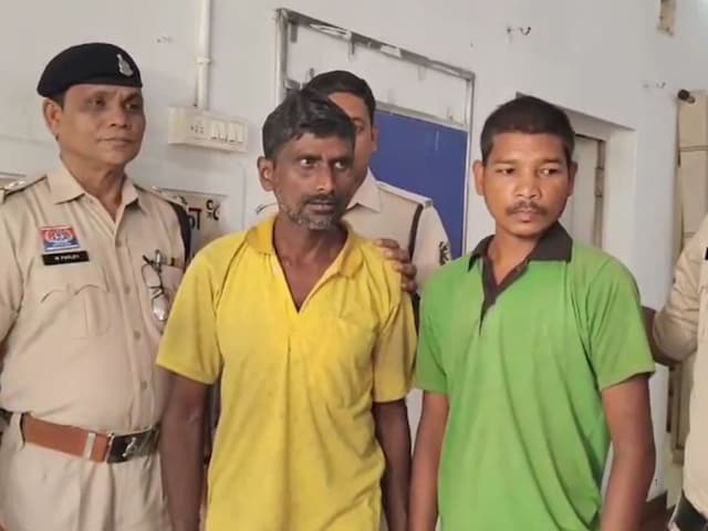 रायगढ़ में ट्रिपल मर्डर : घर में थे पत्नी और 2 बच्चों के शव, पुलिस ने किया खुलासा, सन्न हैं लोग रायगढ़ में ट्रिपल मर्डर : घर में थे पत्नी और 2 बच्चों के शव, पुलिस ने किया खुलासा, सन्न हैं लोग